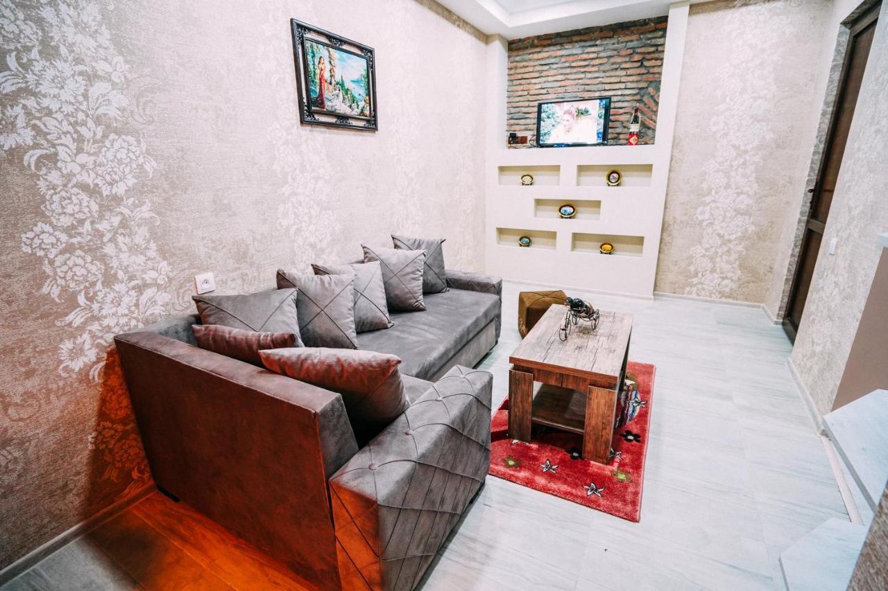 Second House Rustaveli Apartment Tbilisi Ngoại thất bức ảnh